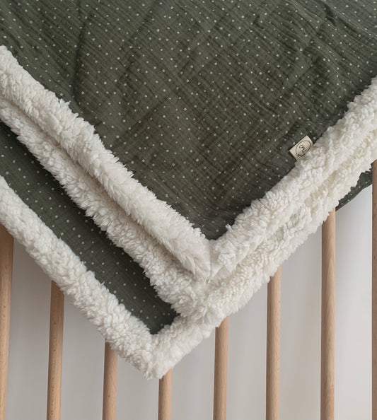 Téli sherpa & duplagéz takaró- mélyzöld (apró pöttyös)