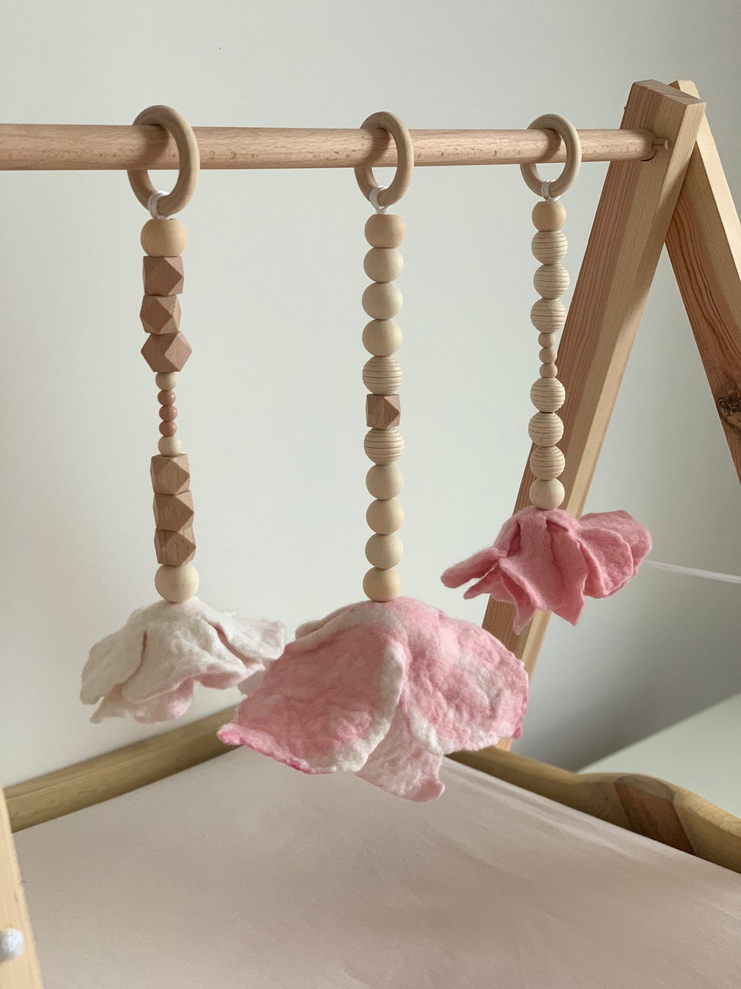 Babagym rózsaszín nemez virágokkal - TheObaby