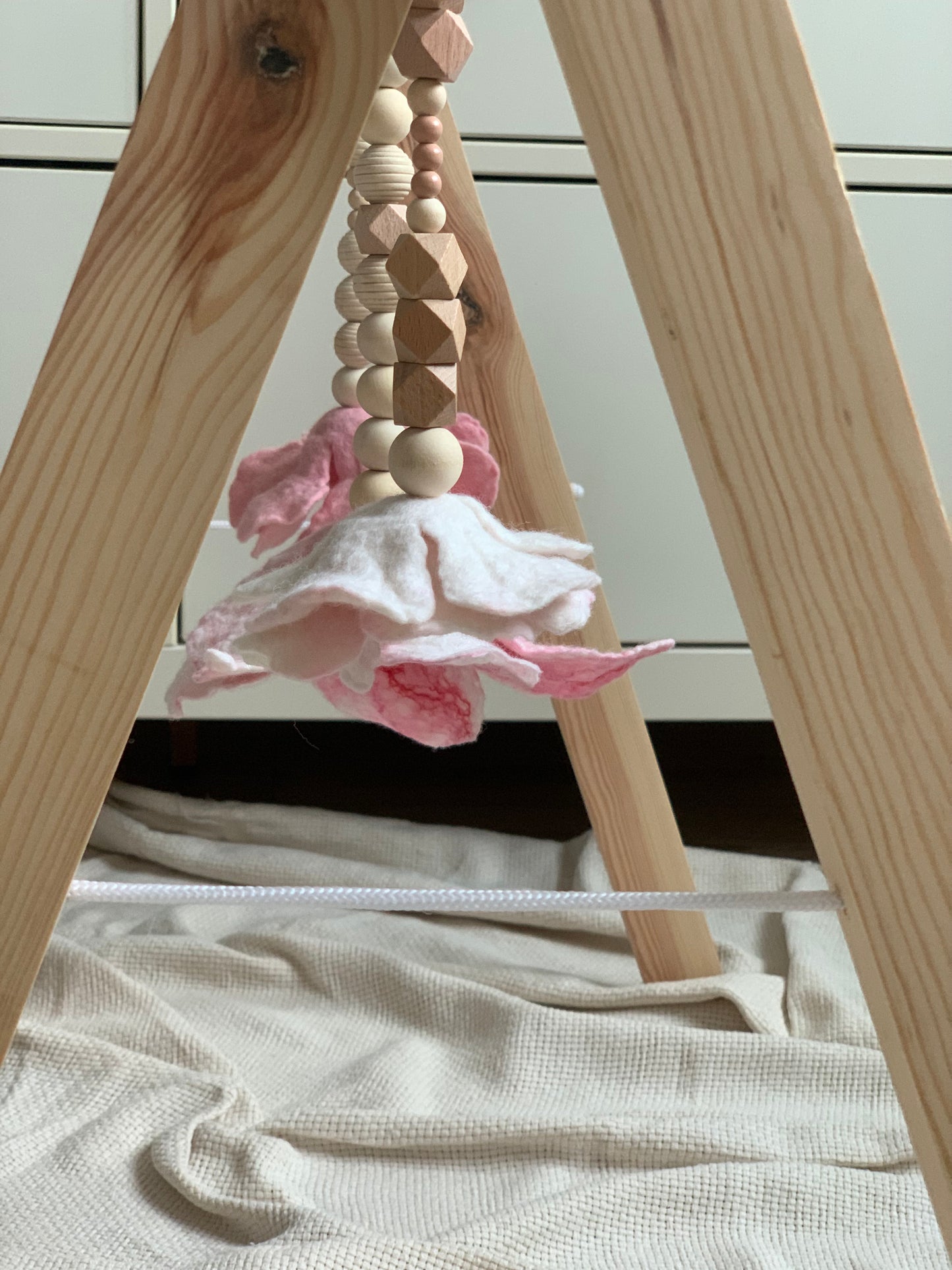 Babagym rózsaszín nemez virágokkal - TheObaby
