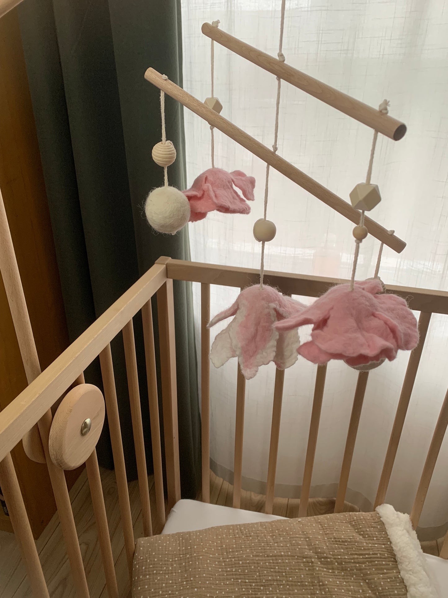 Bükkfa & gyapjú kiságyforgó -virág