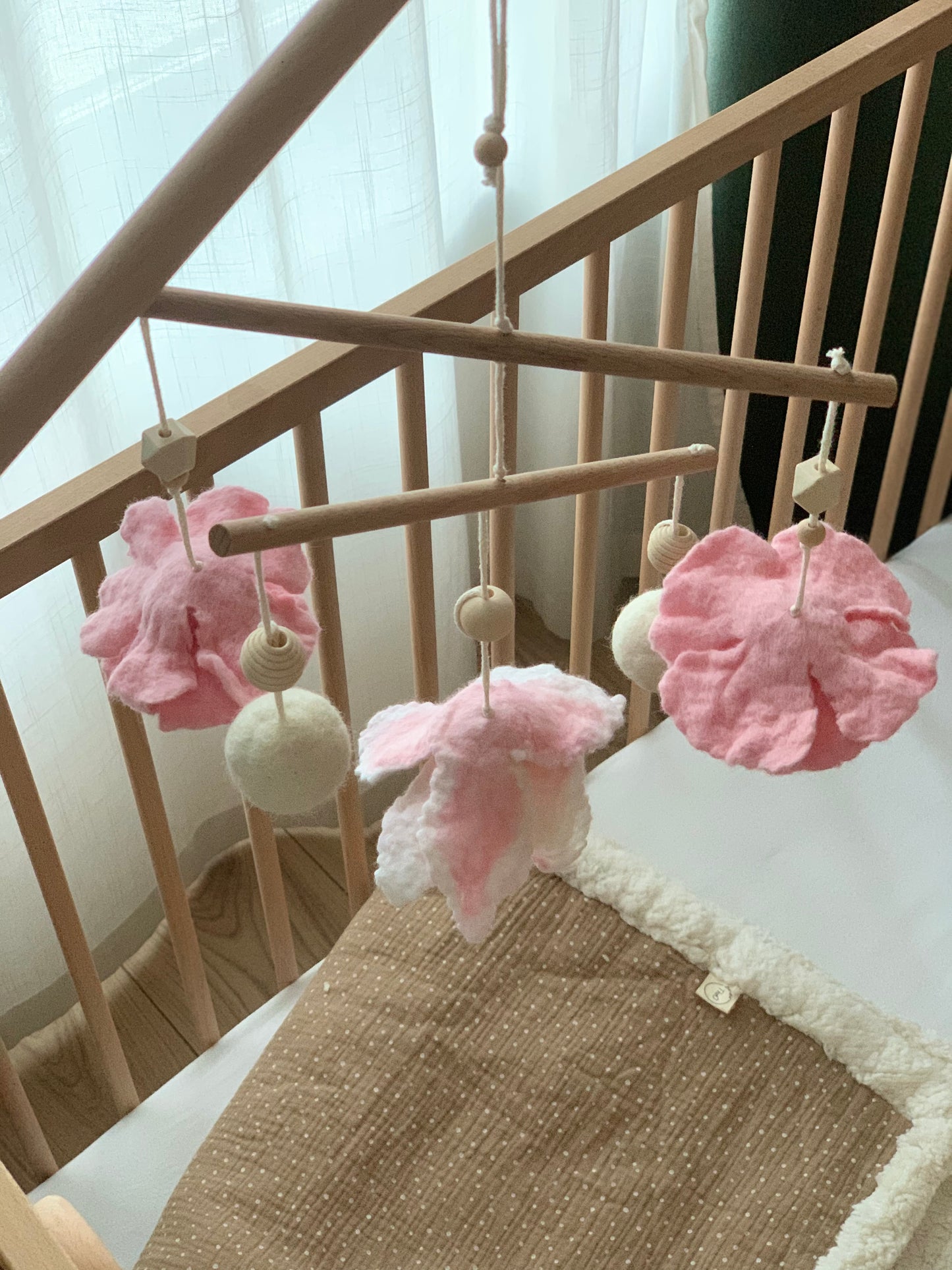 Bükkfa & gyapjú kiságyforgó -virág